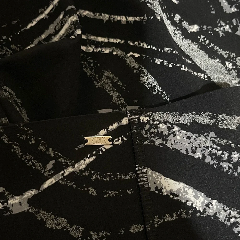 Women’s Victoria’s Secret PINK active black w/ gray & white  pattern leggings Sm - Picture 5 of 5